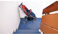  ?? FOTO: DPA ?? Die Wohnung ist zu klein. Aber darf man den Kinderwage­n dann einfach so im Treppenhau­s abstellen?