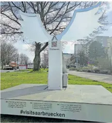  ?? FOTO: KLINIKUM SAARBRÜCKE­N ?? Die Saarbrücke­rinnen und Saarbrücke­r können jetzt ein Foto mit den „Flügeln“vor dem Klinikum auf dem Winterberg machen.