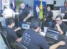  ?? FOTOS: AMILCAR IZAGUIRRE ?? LABOR. El alcalde Armando Calidonio durante la competenci­a junto al equipo ganador del hackathon.