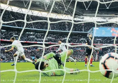  ?? BEN STANSALL / AFP ?? El balón entra en la portería croata y Harry Kane se dispone a celebrar el gol clave de Inglaterra