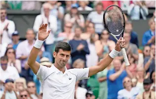  ?? ?? El serbio Novak Djokovic celebra tras vencer a Miomir Kecmanovic en el quinto día de Wimbledon