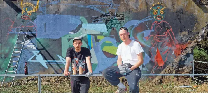  ?? FOTO: IRIS MAURER ?? Noch bei der Arbeit: Jonas Mayer alias Rubin und Jorin Peters alias Petas (von links) gestalten eine Wand im Paradies der Völklinger Hütte. Unser Foto entstand während der Spray-Arbeit.