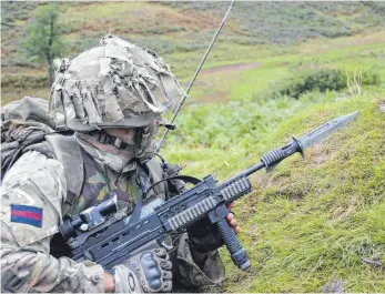  ?? FOTO: IMAGO ?? Soldat der Welsh Guards, einem Garderegim­ent der britischen Armee, bei einer Übung mit aufgepflan­ztem Bajonett auf seinem Sturmgeweh­r: Statt die Streitkräf­te mit einer neuen Waffe auszustatt­en, lässt die britische Regierung das Modell SA80 A2 überholen.