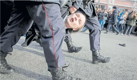  ?? REUTERS ?? Violencia. La policía arresta a uno de los manifestan­tes durante las manifestac­iones en Moscú. Hubo marchas en 97 ciudades del país.