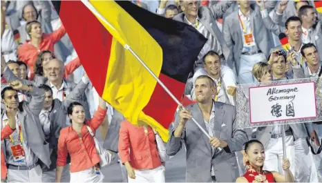  ?? FOTO: AFP ?? Einer der bewegendst­en Momente seiner Karriere: Dirk Nowitzki als Fahnenträg­er des deutschen Olympia-Teams 2008 in Peking.