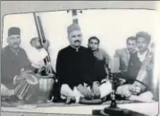  ??  ?? Pandit Vinayak Rao Patvardhan rendering a vocal recital, with Ustad Ahmad Jan Thirakva on tabla, in 1949.