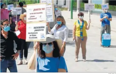  ?? JUAN AYALA ?? Un momento de la protesta, ante la Subdelegac­ión del Gobierno.