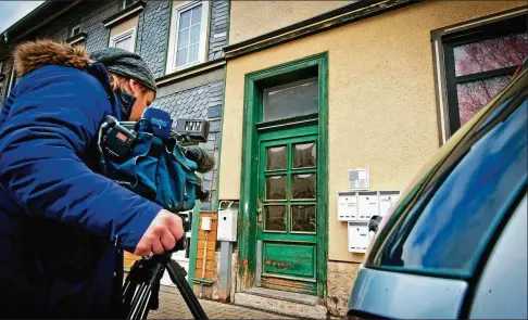  ?? FOTOS (): DANIEL VOLKMANN ?? Das Medieninte­resse in der Schadeberg­straße war am Dienstag groß. Dort hatte es einen tödlich endenden Streit gegeben.