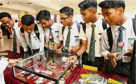  ??  ?? Vital lessons: Students viewing a display on the dangers of drugs at SMK Seri Saujana in Bandar Baru Seri Petaling, Kuala Lumpur.