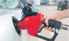  ??  ?? PROYECCION­ES. Autoridade­s de la SDE prevén que los precios de las gasolinas seguirán al alza por dos semanas más.