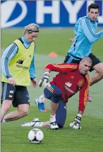  ?? JUAN MEDINA/ REUTERS ?? Spain’s Fernando Torres, Victor Valdes and Javier Martinez train at Gniewino on Wednesday. The defending champions are one of the teams favoured to win the 16- team tournament.