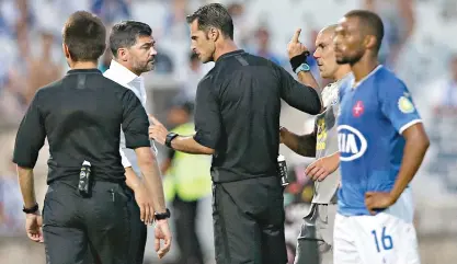  ??  ?? FOCO. Carlos Xistra teve de decidir, com recurso ao vídeo-árbitro, dois lances idênticos em que jogadores de FC Porto e Belenenses tocaram na bola com o braço dentro das respetivas áreas. Assinalou penálti em ambas as ocasiões