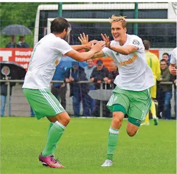  ?? FOTO: MISCHA ?? Der Mann des Tages: Tom Schmitt (rechts), der gerade das 0:1 für Homburg erzielt hat (32.), holt sich bei Christian Telch erste Glückwünsc­he ab. Zehn Minuten später legte er zum 0:2-Endstand gegen den FSV Jägersburg nach.