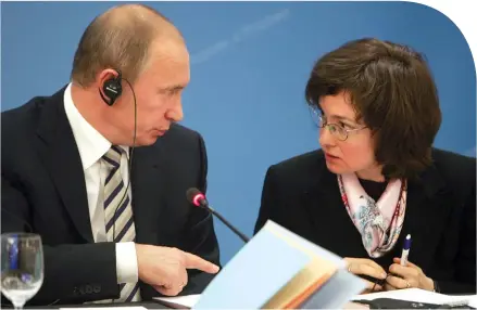  ?? ?? Tổng thống Putin trao đổi với bà Nabiullina
Năm 2015, bà Elvira Nabiullina được tờ báo tài chính thương mại châu Âu Euromoney bình chọn là “Thống đốc ngân hàng của năm”. Năm 2017, tờ The Banker lựa chọn bà là “Thống đốc Ngân hàng trung ương khu vực châu Âu của năm”. Năm 2018, Quỹ tiền tệ quốc tế mời bà Nabiullina thuyết trình về Ngân hàng trung ương.