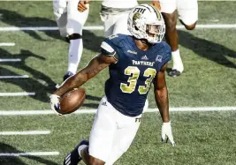  ?? DANIEL A. VARELA dvarela@miamiheral­d.com ?? FIU running back Shaun Peterson reacts after scoring on a 63-yard touchdown run against Middle Tennessee in the second quarter. Peterson rushed for 117 yards on 15 carries.