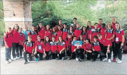  ?? FOTO: DANONE NATIONS CUP ?? La representa­ción de España Las chicas del Valencia y los chicos del Atlético Madrid posaron antes de partir a Nueva York