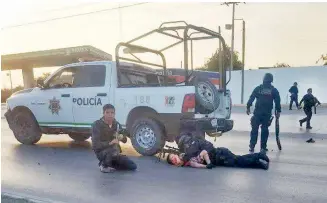  ??  ?? En Reynosa, un policía protegió con su cuerpo a un niño de cuatro años, cuando el menor quedó en el suelo, después de que el auto en el que viajaba con su mamá y su hermana chocó tras una balacera.