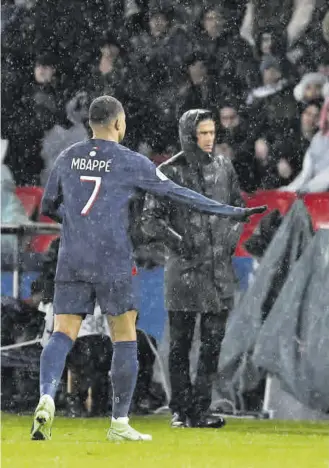  ?? EFE ?? Luis Enrique sustituyó a Mbappé frente al Rennes //