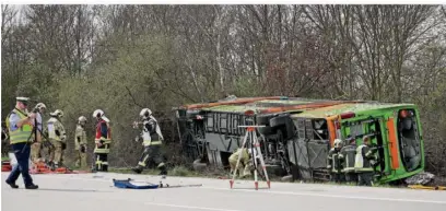  ?? FOTO: JAN WOITAS/DPA ?? Bei einem Unfall mit einem Reisebus auf der A9 nahe Leipzig sind mindestens fünf Menschen ums Leben gekommen. Dies teilte die Polizei auf Anfrage mit. Zudem gab es bei dem Unfall am Mittwoch zahlreiche Verletzte.