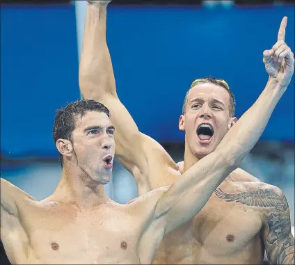  ??  ?? Michael Phelps acaparó las cámaras tras el 4x100 libre de Río mientras un joven Caeleb Dressel también celebraba la victoria