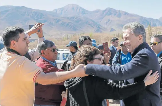  ??  ?? En la Quebrada. Mauricio Macri saluda a vecinos jujeños tras el acto en la localidad de Huancalera por el inicio del programa Fronteras Protegidas.