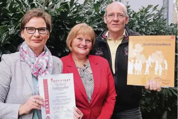  ?? FOTO: KIRCHENKRE­IS DÜSSELDORF-METTMANN ?? Die Zertifizie­rung ist geschafft. Es freuen sich Jutta Wevers, Qualitätsm­anagerin des Kirchenkre­ises, Petra Prangenber­g, Leiterin der Hildener Kita „Sonnensche­in“und Kirchenkre­is-Assessor Jürgen Artmann.