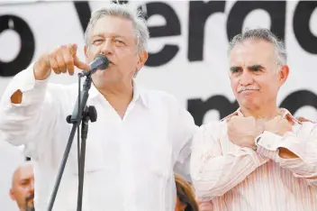  ??  ?? La visita de Andrés Manuel López Obrador a instalacio­nes de una empresa de Alfonso Romo (derecha) fue vista como un eventual conflicto de interés.