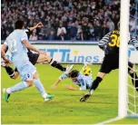  ??  ?? Uno dei tre gol realizzati da Edinson Cavani nel 3-0 inflitto alla Juve al San Paolo nel 2011