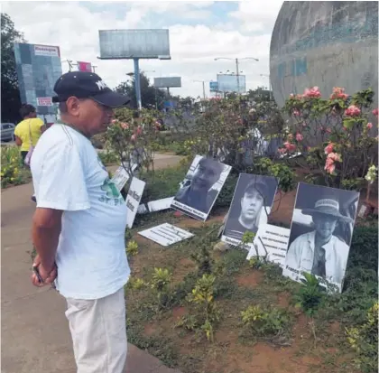  ?? AFP ?? Un hombre observaba, este martes, en Managua, algunas fotografía­s de estudiante­s asesinados durante las protestas contra el gobierno de Daniel Ortega, las cuales dieron inicio el miércoles 18 de abril.