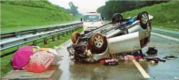  ??  ?? KEADAAN kenderaan yang dinaiki mangsa dan isteri selepas terbabas di Kilometer 145 LPT, semalam.