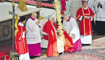  ?? ?? El papa Francisco presidió la misa del Domingo de Ramos en la plaza de San Pedro, pero no leyó la homilía. AFP