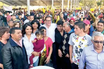  ??  ?? Los precandida­tos del PRD a la jefatura de Gobierno de la Ciudad de México Alejandra Barrales y Salomón Chertorivs­ki estuvieron en Iztapalapa, donde dialogaron con los habitantes y se tomaron algunas fotos.