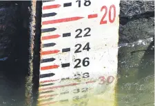  ?? ?? Entre -0,26 y -0,28 metros oscilaba ayer la marca hidrométri­ca del río Paraguay, bajo el muelle del Puerto de Asunción.