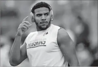  ?? MARK TENALLY/AP PHOTO ?? Redskins tight end Jordan Reed reaches for his headphones in warmups before a game against the Cowboys on Oct. 29 at Landover, Md.