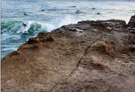  ?? SHMUEL THALER — SANTA CRUZ SENTINEL ?? A large crack at Lighthouse Point in Santa Cruz has increased significan­tly since a portion of the cliff collapsed into the surf on Friday. Officials say that the spot should be avoided.