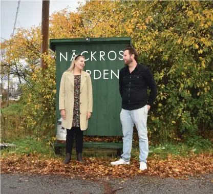  ?? FOTO: RICO LILJEDAHL/SPT ?? Robin Libäck och Michelle Ferm flyttade till Österhankm­o av slumpen.
■ – För de bybor som bott här länge kommer vi nog vara nyinflytta­de tills vi dör, säger Ferm-Libäck.