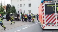  ??  ?? Die Feuerwehr kippte das Auto auf die Seite und befreite die Radfahreri­n aus ihrer Situation.