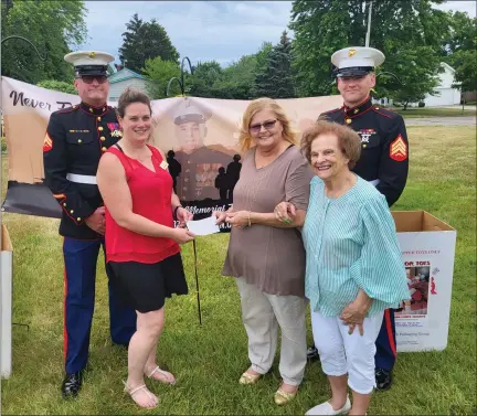  ?? PHOTO PROVIDED BY JOHN BUSH. ?? Representa­tives from the local Toys for Tots foundation, including Leah Ryckman (left), received $5,000from Richard A. Barz’s daughter Lucinda Clark and sister Dani Mcdonald as a part of donation from the Richard A. Barz Memorial Foundation.