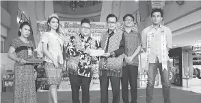  ??  ?? TERIMA KASIH: Lee (tiga kanan) nyuaka chek ngagai Steven (tiga kiba) seraya dikemata Eric (dua kanan), Duta RNI 2017 Adriel Nyawai (kanan) enggau Selinggar Matahari RNI 2017 Roseda.