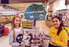  ?? ?? Die Schülerinn­en Antonia Pertl (links) und Rula Alomar präsentier­en die Landsberge­r Fair-Trade-Schokolade in einem Landsberge­r Rewe-Markt. Sie wurde von der Stiftung Warentest als beste Milchschok­olade Deutschlan­ds befunden.