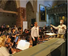  ?? FOTO: JENNI KÖYKKÄ/ORGELNATT & ARIA ?? Tuomas Katajala och Ville Matvejeff övade på torsdagen med Tapiola sinfoniett­a inför den strömmade sändningen från Esbo domkyrka.