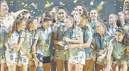  ?? (Pic: SuperSport) ?? Spain players celebrate with the FIFA U-17 Women’s World Cup trophy.