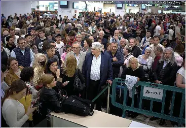  ?? ?? CHAOS: Passengers unable to board are crammed into a Barcelona train station