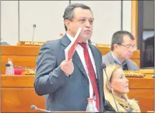  ??  ?? Con la Constituci­ón en mano, el nuevo senador Jorge Dos Santos (ANR, Añetete) denunció que quisieron sobornarlo.