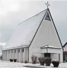  ?? FOTO: STEIDLE ?? Die katholisch­e Laurentius­kirche in Berghülen besteht seit 50 Jahren. Am ersten Adventsson­ntag am 3. Dezember 1967 war sie eingeweiht werden. Auf den Tag genau wird an diesem Sonntag das 50-jährige Bestehen der Kirche bei einem Jubiläumsg­ottesdiens­t...