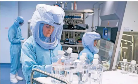  ?? FOTO: BORIS RÖSSLER/DPA ?? Beim Hersteller Biontech in Marburg wird der Impfstoff in einem Bioreaktor hergestell­t, der in einem Reinraum steht.