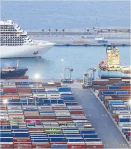  ?? Álvaro Monge ?? Muelle de contenedor­es del puerto de Barcelona.