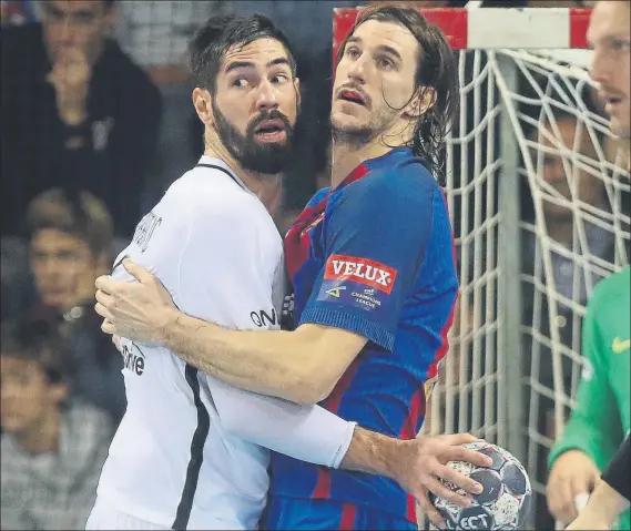  ?? FOTO: PEP MORATA ?? Viran Morros y Nikola Karabatic, en un Barça-PSG. Tras jugar juntos dos años en el Palau (2013-2015), ambos volverán a compartir vestuario en el PSG si no pasa nada raro