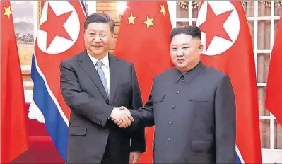  ??  ?? Xi Jinping, a l’esquerra, al costat de Kim Jong-il, ahir a Pyongyang