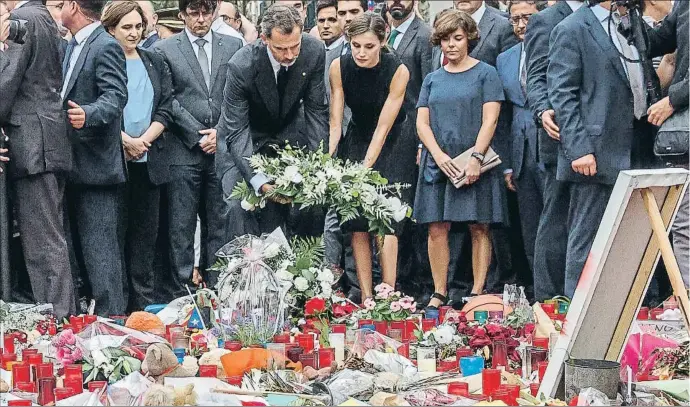  ?? DAVID AIROB ?? Flores blancas. Los Reyes, junto a Ada Colau, Carles Puigdemont, Soraya Saénz de Santamaría y Enric Millo, ayer en el Pla de la Boqueria